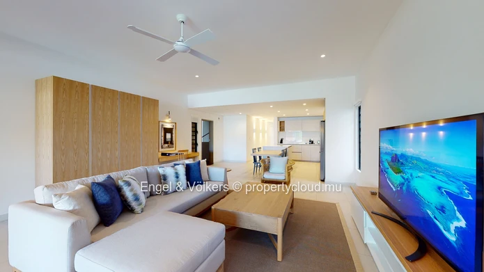 Elegant Waterfront Living with Boat & Skipper Access