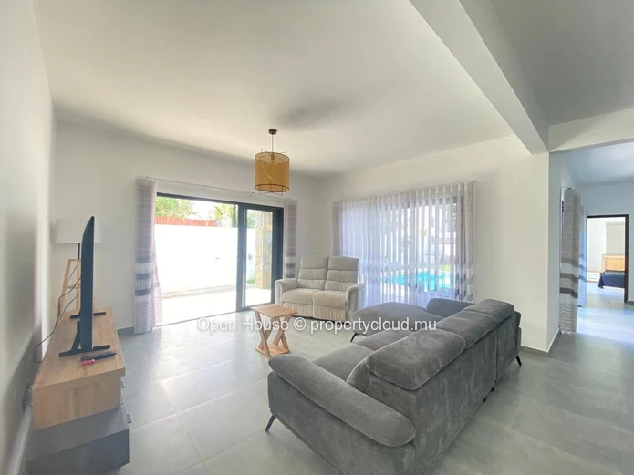 For rent in Calodyne, beautiful furnished villa on a 475m² plot. This new property offers 3 en-suite bedrooms, a priv...
