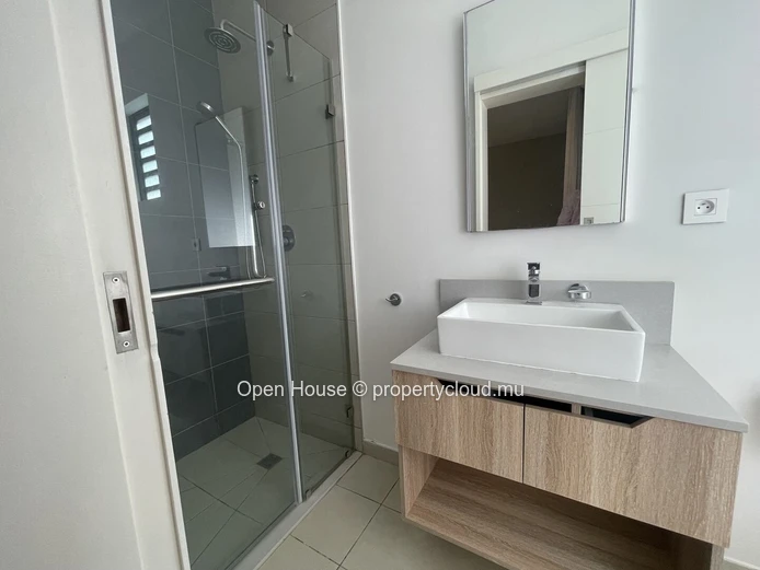 Villa contemporaine à louer, 4 chambres, piscine, accès golf.