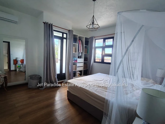 Pet friendly house with swimming pool and garden