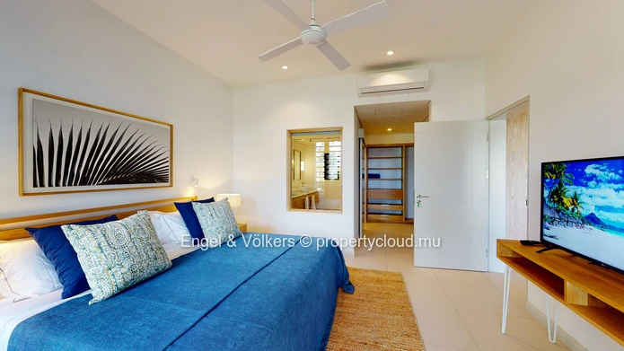 Elegant Waterfront Living with Boat & Skipper Access