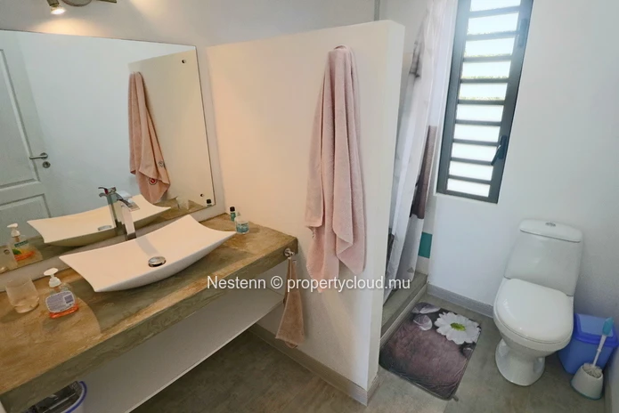Modern 3-bed house in a beautiful spacious garden