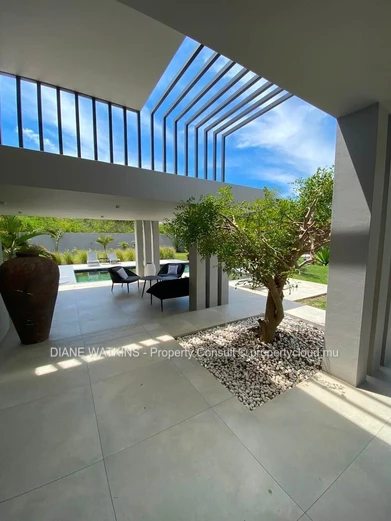 Villa Contemporaine Meublée de 4 Chambres avec Grand Jardin Tropical à Vendre à Bain Boeuf