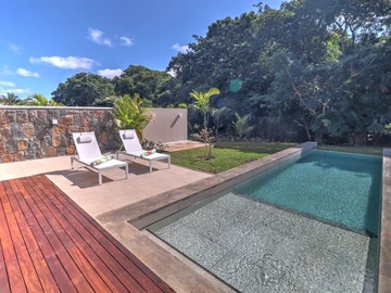 3-bedroom villa with private pool, jacuzzi, sea access, and close to golf