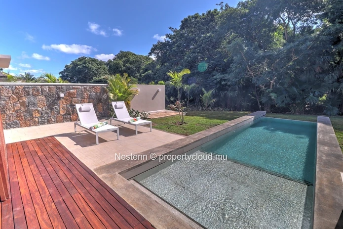3-bedroom villa with private pool, jacuzzi, sea access, and close to golf