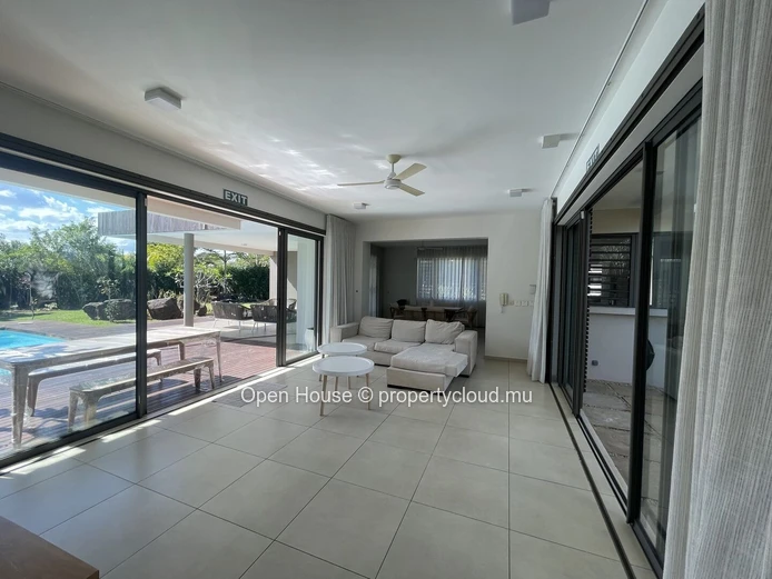 Villa contemporaine à louer, 4 chambres, piscine, accès golf.
