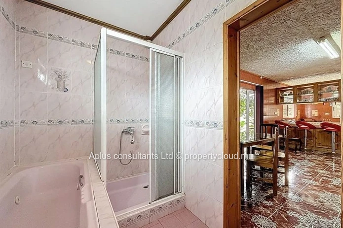 Maison meublée de 4 chambres à Rose Hill — Carrelages rétro, balcon et parking