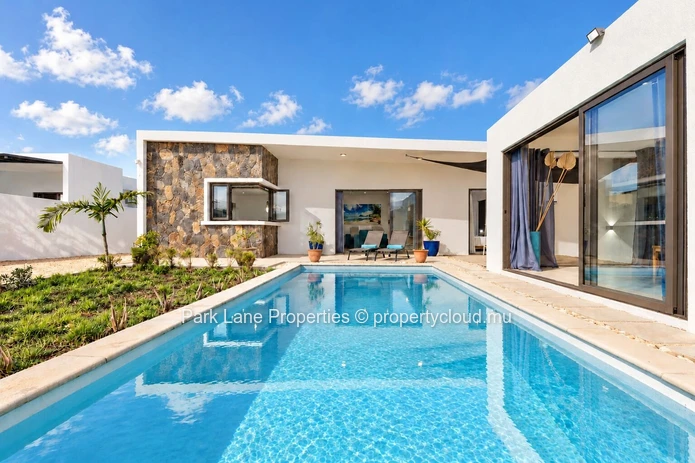 Villa contemporaine avec piscine et charme tropical