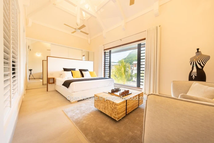 VILLA IRS à vendre à Rivière Noire, 525m² habitables, 1.180m² terrain, 6 chambres, piscine privée €.