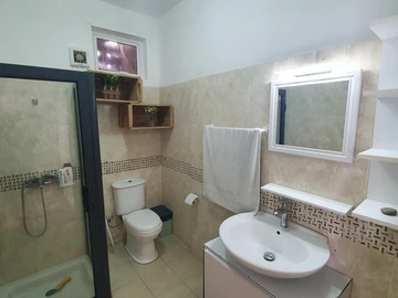 6 Bedroom Apartment