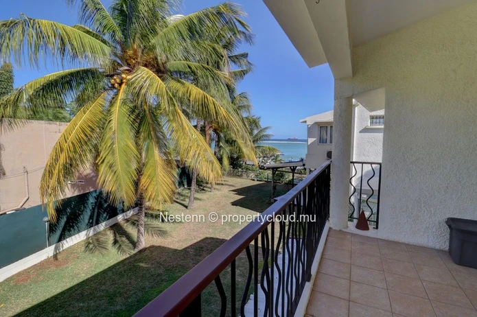 Stunning 3-bedroom duplex with sea access 