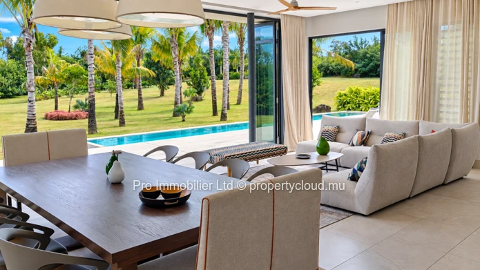 Magnifique et exclusive villa neuve à vendre dans le réputé Anahita Golf Resort, Beau Champ.