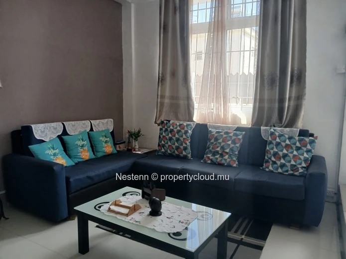 Charming ground floor triplex apartment in Vacoas with 2 bedrooms, American kitchen, balcony, and close to shops and ...
