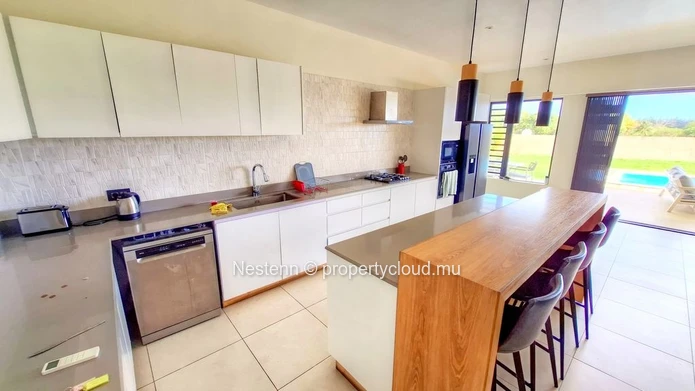 Villa familiale moderne de 4 chambres dans un beau jardin