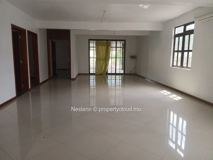 Spacious traditional triplex villa with 8 bedrooms 