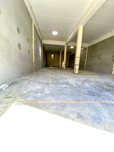 Entrepôt individuel avec une hauteur sous plafond de 6 m au centre de Coromandel
