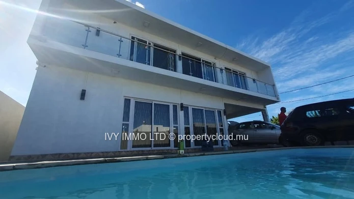 Villa à vendre située à #grandbaie  | Belle piscine• Année de construction : 2022.