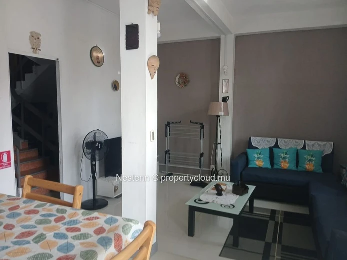 Charming ground floor triplex apartment in Vacoas with 2 bedrooms, American kitchen, balcony, and close to shops and ...