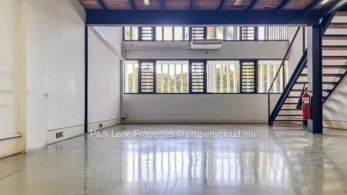 Bureaux modernes  à Phoenix – Rez-de-chaussée + Mezzanine – emplacement stratégique et cadre verdoyant