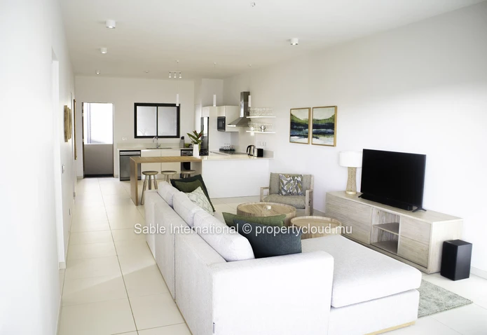 Luxurious Penthouse with Communal Pool in Péreybère, 101m² Living Space, Sea Access, Close to Amenities
