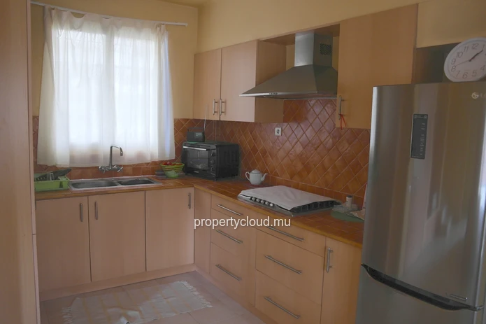 Flic en Flac à louer appartement 2 chambres dans villa à 300 mètres de la plage avec jardin commun