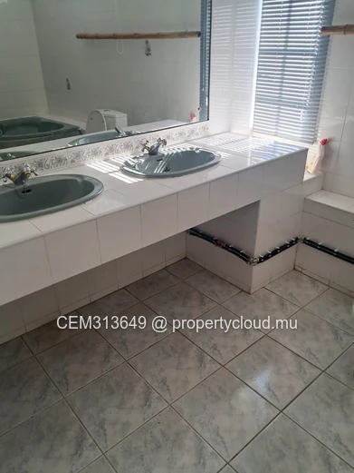 3 Chambres Maison avec Piscine à Vendre – Trou d'Eau Douce