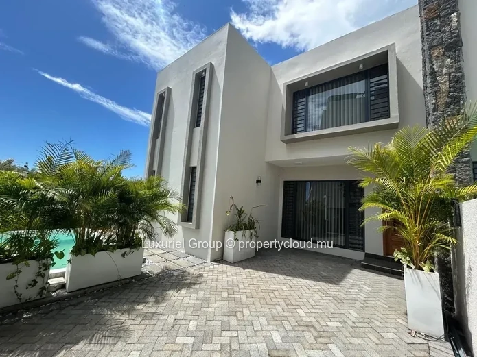 Cozy and Modern 3-Bedroom Villa with Pool