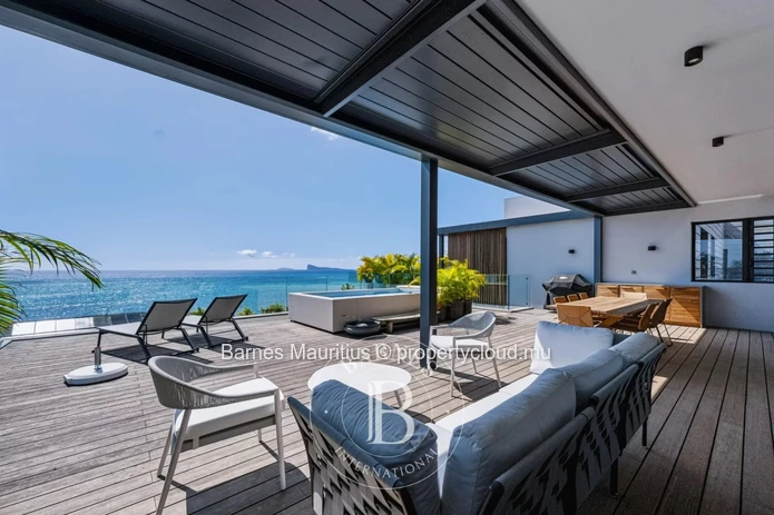 POINTE AUX CANONNIERS - sea view penthouse with 3 bedrooms
