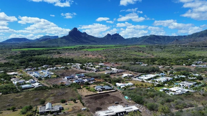 TAMARIN - Plot of land with mountain views - 2100m2