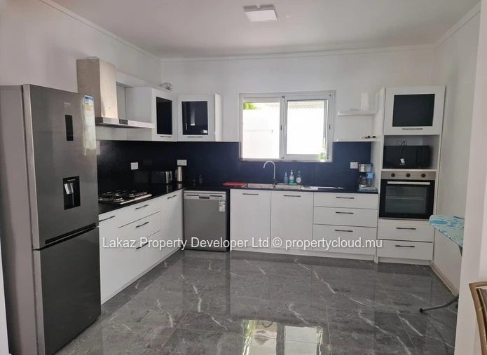 Maison meublée 3 chambres avec piscine à louer à Calodyne