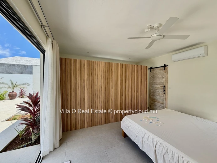 Unique opportunity to acquire a lovely 4-bedroom en-suite house in a secure residence in Grand Baie. Rs. 12 million s...