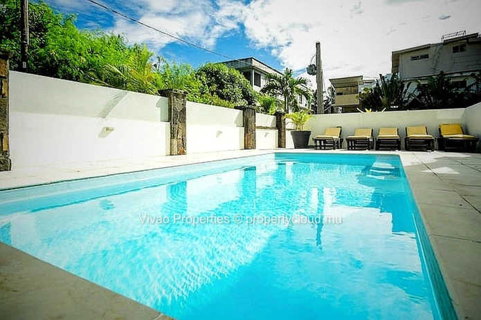 Building for sale in Trou aux Biches, 780m² living space, 671m² of land, shared pool, close to the beach and shops, 8...