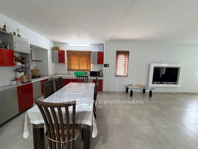 Maison Moderne à Vendre – Spacieuse et Bien Entretenue