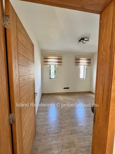 Maison moderne et spacieuse, entièrement meublée avec 4 chambres et double garage