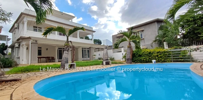 Villa for sale with private swimming pool not far from London supermarket, close to all amenities. 
