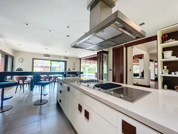 6 Bedroom House