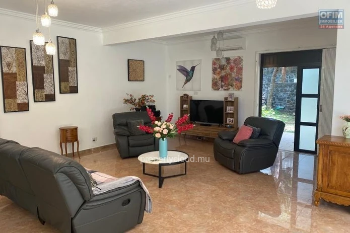 A vendre une villa accessible AUX ETRANGERS ET AUX MAURICIENS idéalement situé à Bain Bœuf à 200 mètres de la plage. ...