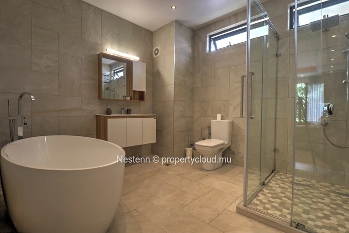 4-bedroom house  with secure garage and mountain view