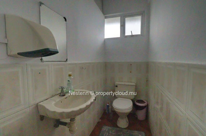 Spacious office on the 1st floor, offering peace and quiet and optimal working conditions.