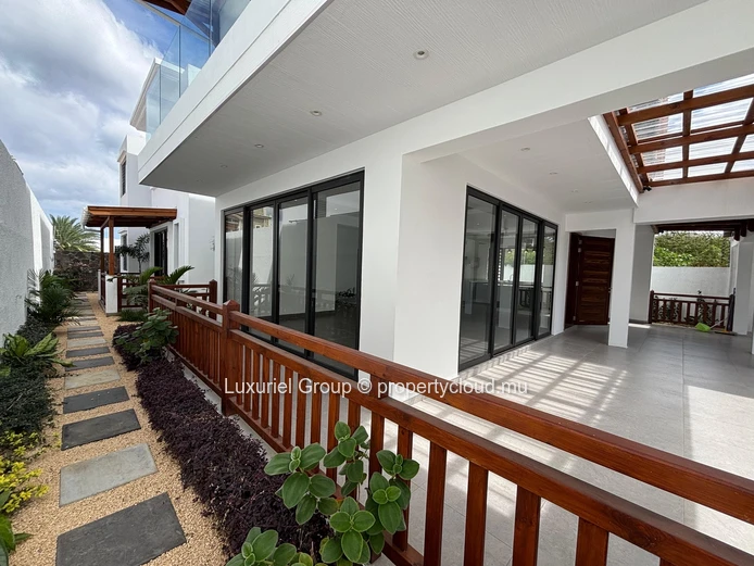 Villa contemporaine de 5 chambres, piscine privée, et espaces de vie généreux