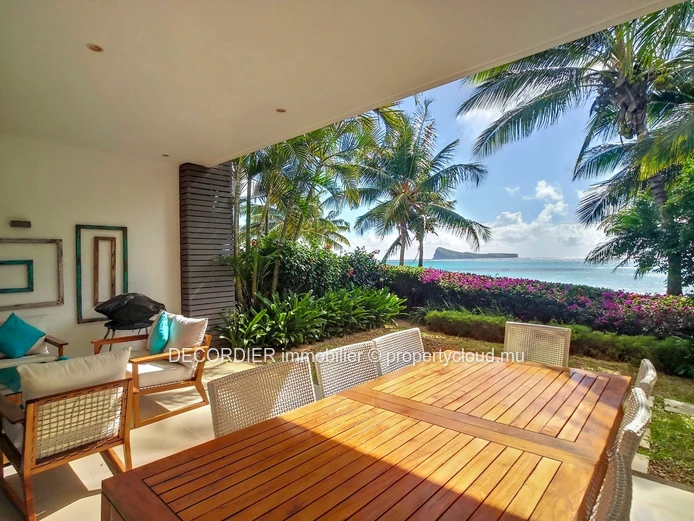Ground floor apartment in front of the sea