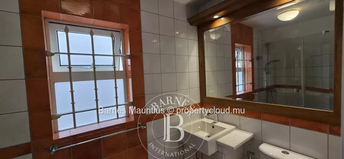 QUATRE BORNES - Maison et bureau jumelés à vendre - 450 m²