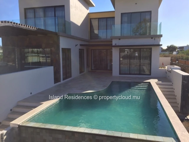 Fully furnished and well equipped modern villa with 6 bedrooms, pool and garage in a secure residence