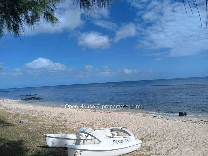 5-Bedroom Villa for Rent in Tamarin, 280m² Living Space, beach access