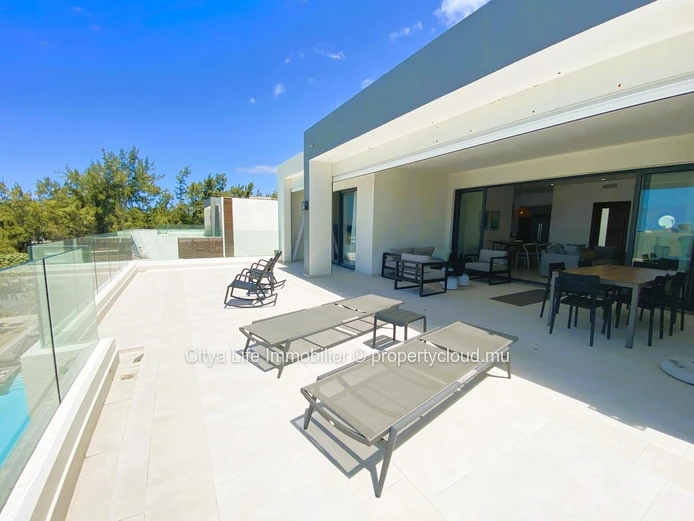 "Penthouse R+2 à vendre à Poste Lafayette, 226m², 3 chambres, piscine commune, Prix Rs 35M. À voir rapidement!"
