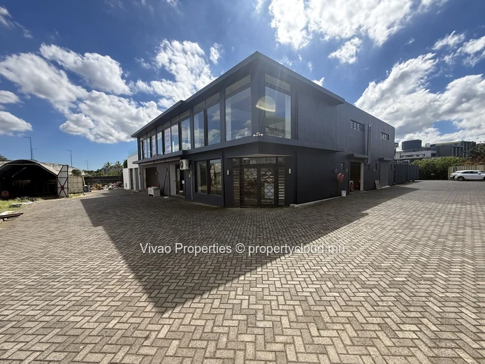 Bâtiment industriel de 1670m² à vendre à Phoenix avec un terrain de 4560m² - Rs 100m