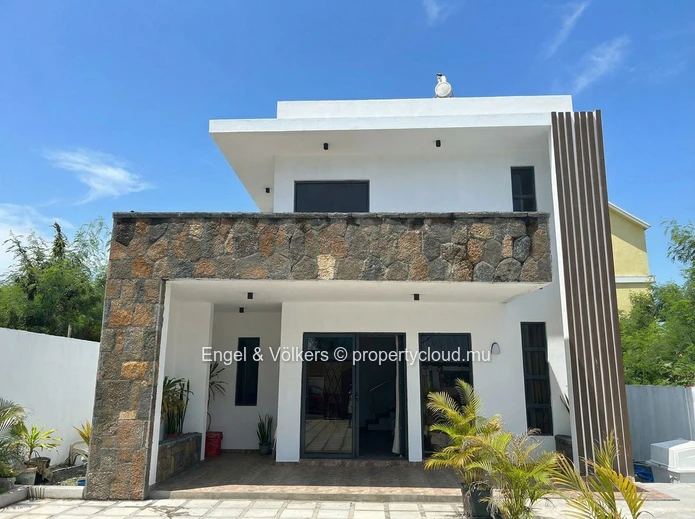 Charming 3-Bedroom House for Rent in Pereybere – Private Pool & Ideal Location