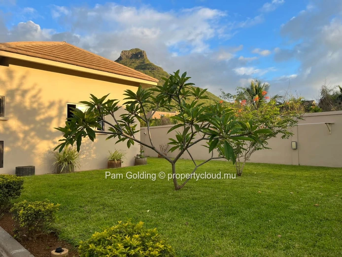 Maison Idéalement Située au Cœur de Tamarin à Vendre