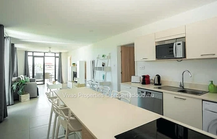 Building for sale in Trou aux Biches, 780m² living space, 671m² of land, shared pool, close to the beach and shops, 8...