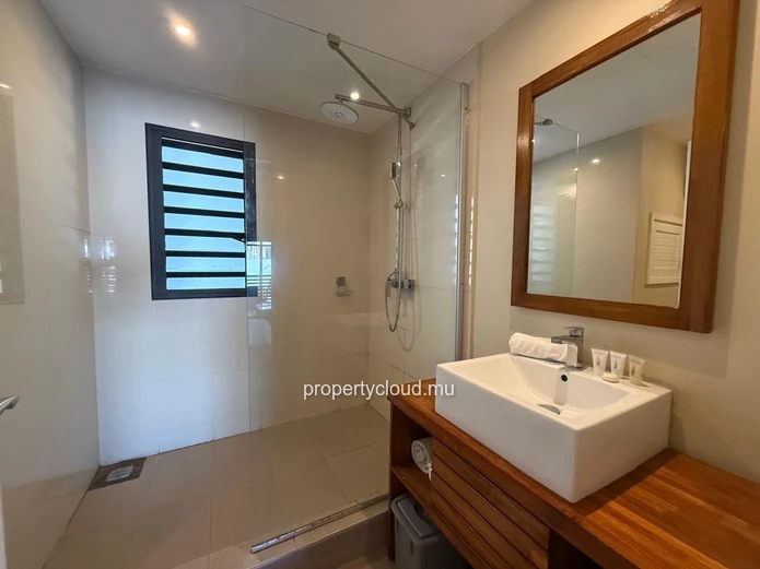 Situé dans la résidence Be Cosy à Trou aux Biches, cet appartement de 50m2 au premiere etage entièrement meublé offre...